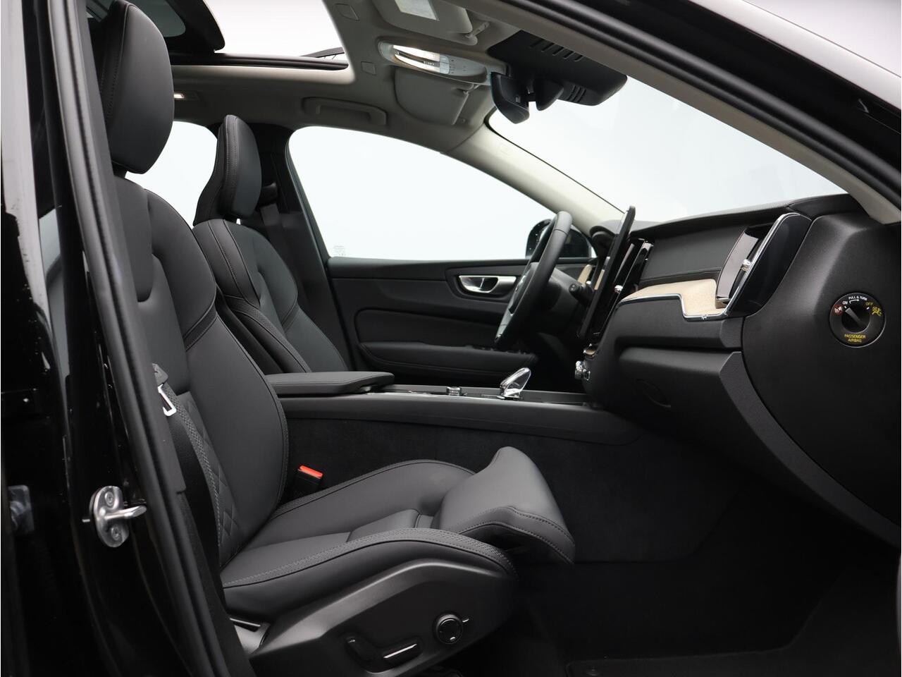 Volvo XC60 2.0 T6 Plug-in hybrid AWD Ultra Dark / Facelift / Trekhaak / Head up displ. / 360 camera / Pan. dak / Stoel+stuur+achterbankverwarming