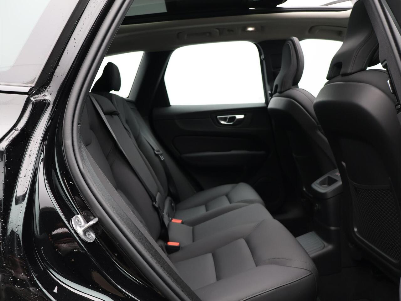 Volvo XC60 2.0 T6 Plug-in hybrid AWD Ultra Dark / Facelift / Trekhaak / Head up displ. / 360 camera / Pan. dak / Stoel+stuur+achterbankverwarming