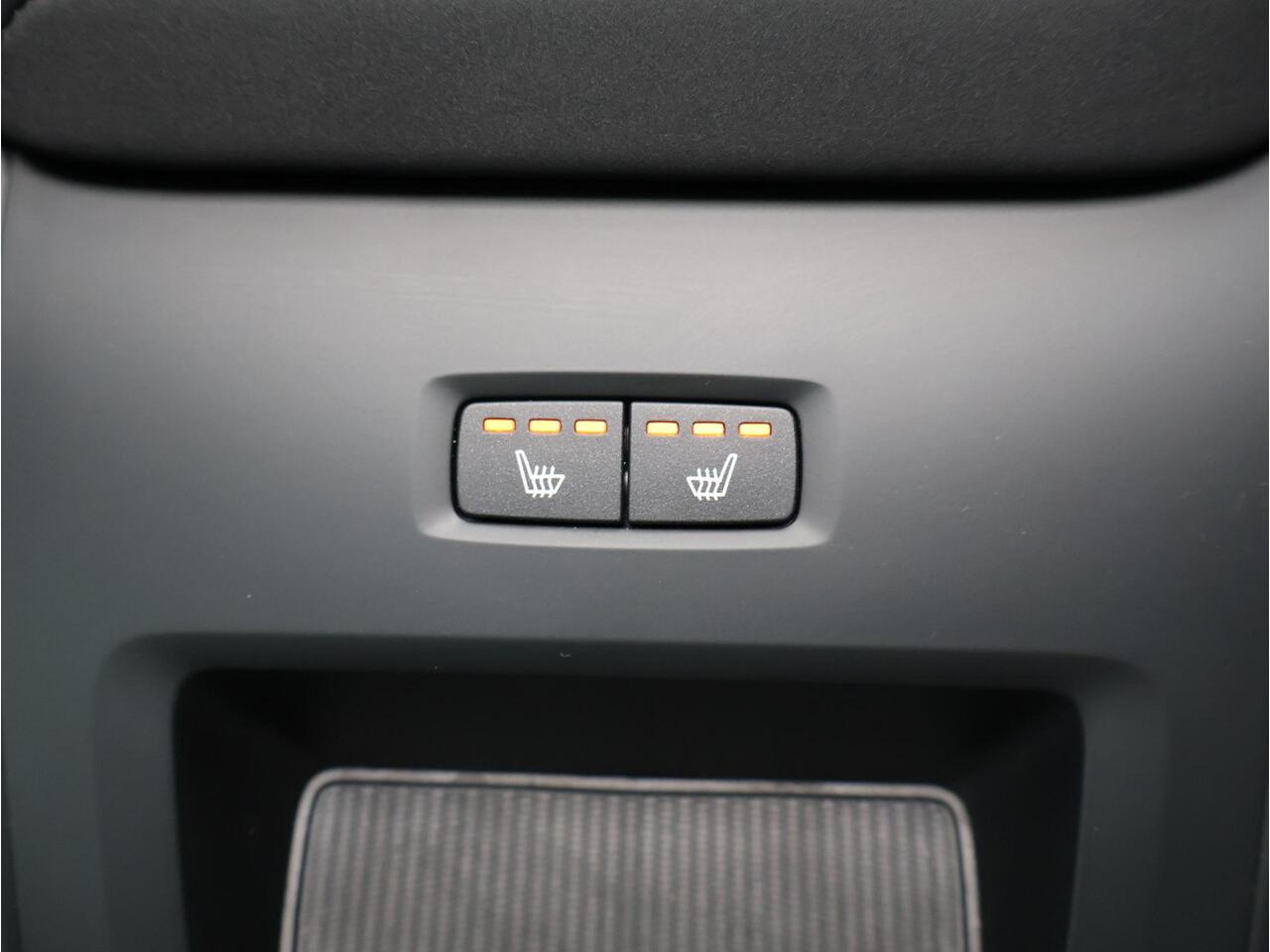 Volvo XC60 2.0 T6 Plug-in hybrid AWD Ultra Dark / Facelift / Trekhaak / Head up displ. / 360 camera / Pan. dak / Stoel+stuur+achterbankverwarming