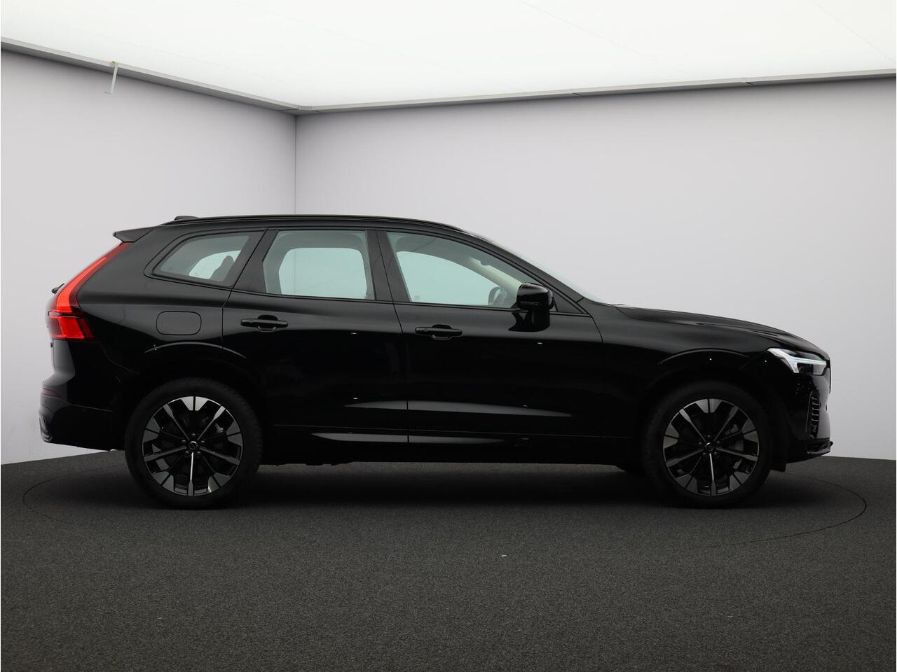 Volvo XC60 2.0 T6 Plug-in hybrid AWD Ultra Dark / Facelift / Trekhaak / Head up displ. / 360 camera / Pan. dak / Stoel+stuur+achterbankverwarming