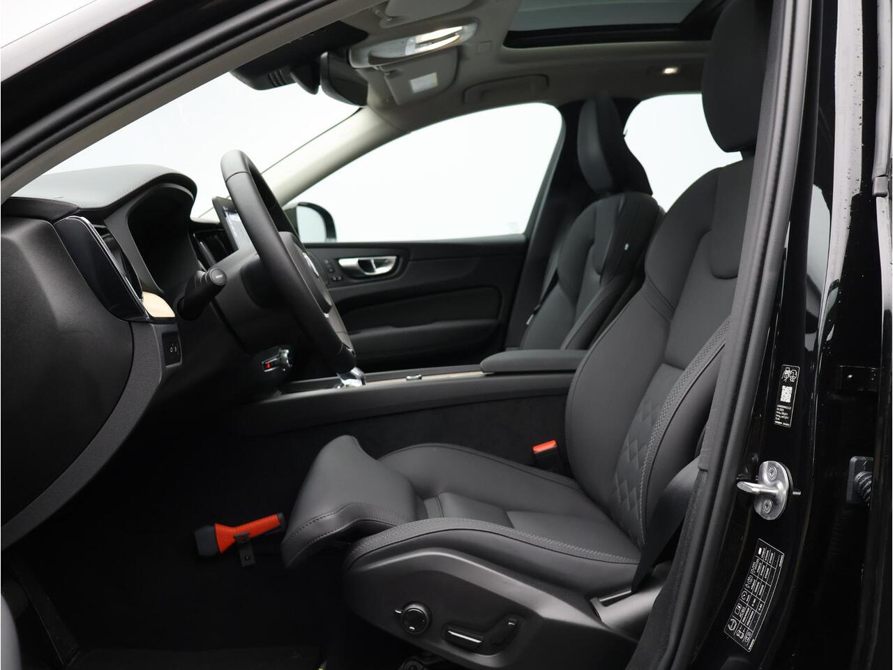 Volvo XC60 2.0 T6 Plug-in hybrid AWD Ultra Dark / Facelift / Trekhaak / Head up displ. / 360 camera / Pan. dak / Stoel+stuur+achterbankverwarming