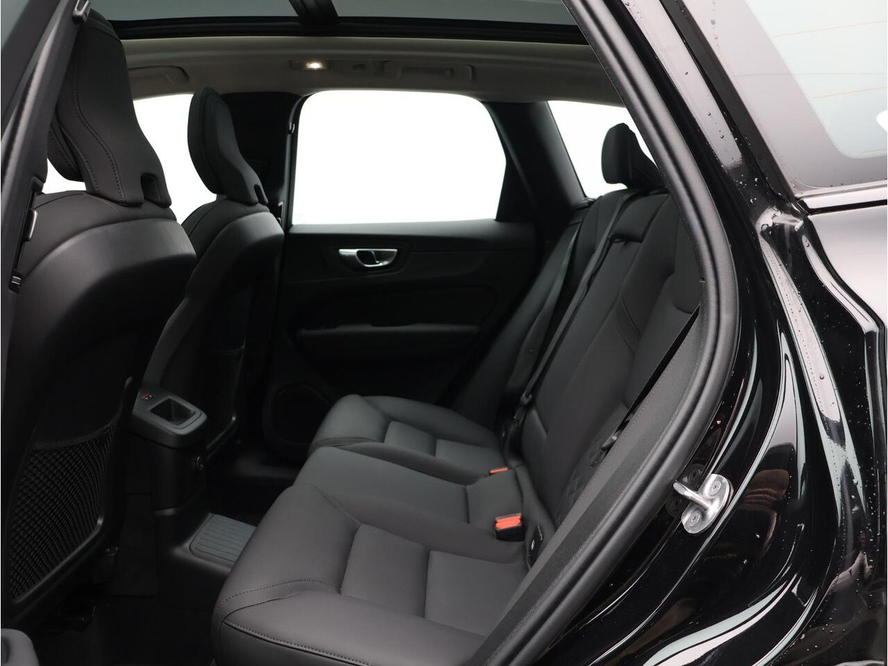 Volvo XC60 2.0 T6 Plug-in hybrid AWD Ultra Dark / Facelift / Trekhaak / Head up displ. / 360 camera / Pan. dak / Stoel+stuur+achterbankverwarming