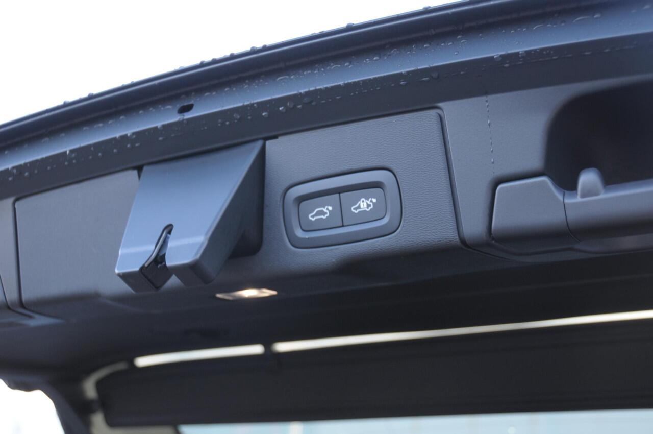 Volvo XC60 T6 350PK Automaat AWD Plus Black Edition / Adaptieve cruise control / BLIS / Panoramadak / Stoel - en stuurverwarming / Keyless entry / Elektrische stoelen / Parkeersensoren met 360 camera