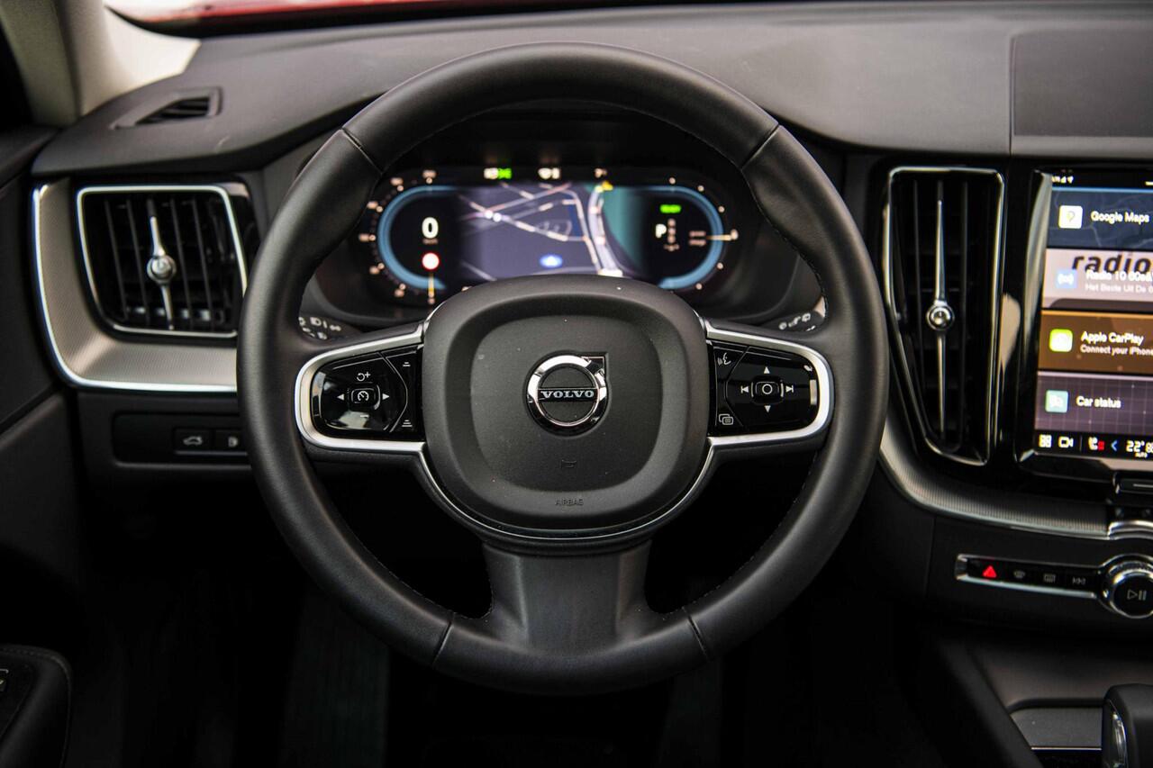 Volvo XC60 2.0 T6 Plug-in hybrid AWD Plus Dark | Adaptieve cruise control | 360° camera | Trekhaak | Stoel- en stuurverwarming | Dode hoek detectie BLIS | Panorama dak | All season banden | Google Auto |