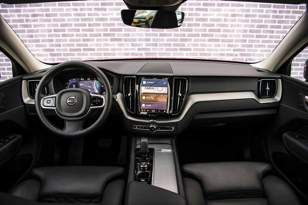 Volvo XC60 2.0 T6 Plug-in hybrid AWD Plus Dark | Adaptieve cruise control | 360° camera | Trekhaak | Stoel- en stuurverwarming | Dode hoek detectie BLIS | Panorama dak | All season banden | Google Auto |