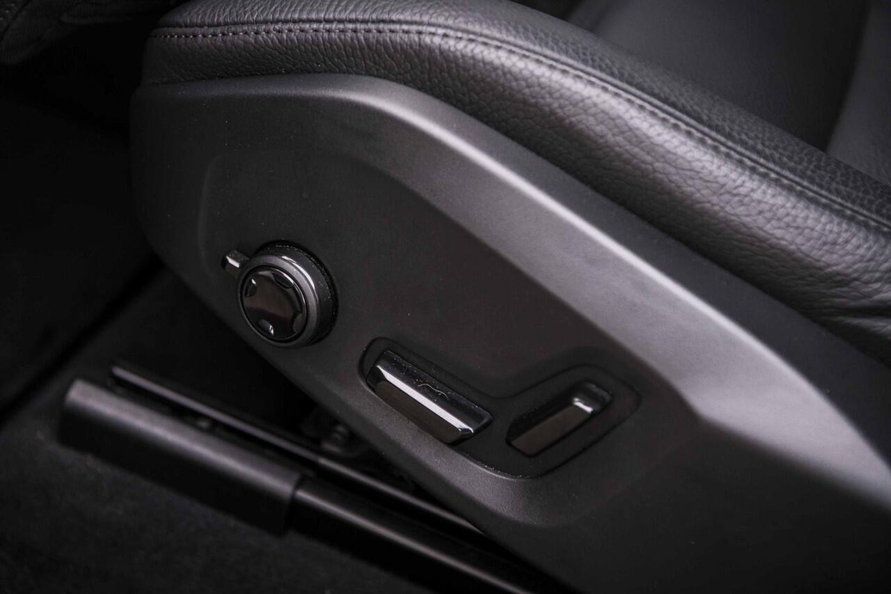 Volvo XC60 2.0 T6 Plug-in hybrid AWD Plus Dark | Adaptieve cruise control | 360° camera | Trekhaak | Stoel- en stuurverwarming | Dode hoek detectie BLIS | Panorama dak | All season banden | Google Auto |