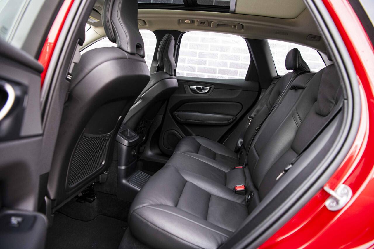 Volvo XC60 2.0 T6 Plug-in hybrid AWD Plus Dark | Adaptieve cruise control | 360° camera | Trekhaak | Stoel- en stuurverwarming | Dode hoek detectie BLIS | Panorama dak | All season banden | Google Auto |