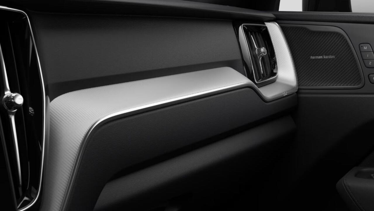 Volvo XC60 2.0 T6 Plug-in hybrid AWD Plus Black Edition | Luchtvering | Premium Pack | Panoramadak | Donker Glas | 360 Camera | Donker Glas |