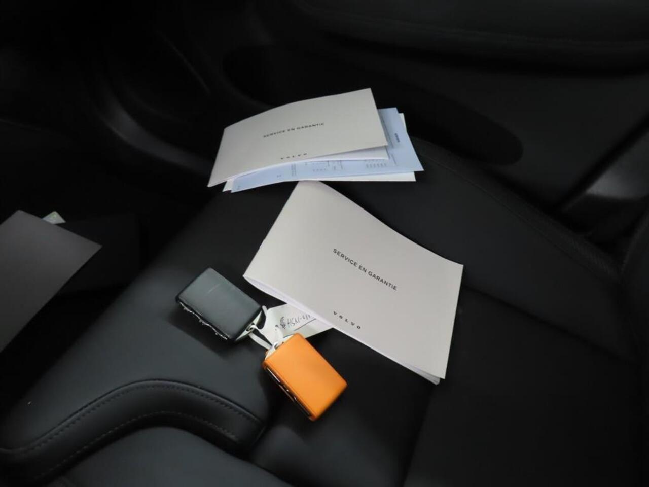 Volvo XC60 2.0 T6 Plug-in hybrid AWD Ultra Dark | FACELIFT !! | Trekhaak | LUCHTVERING | Harman/Kardon | 360º Camera | Panorama-Schuifdak | Adaptieve Cruise controle | Blis |