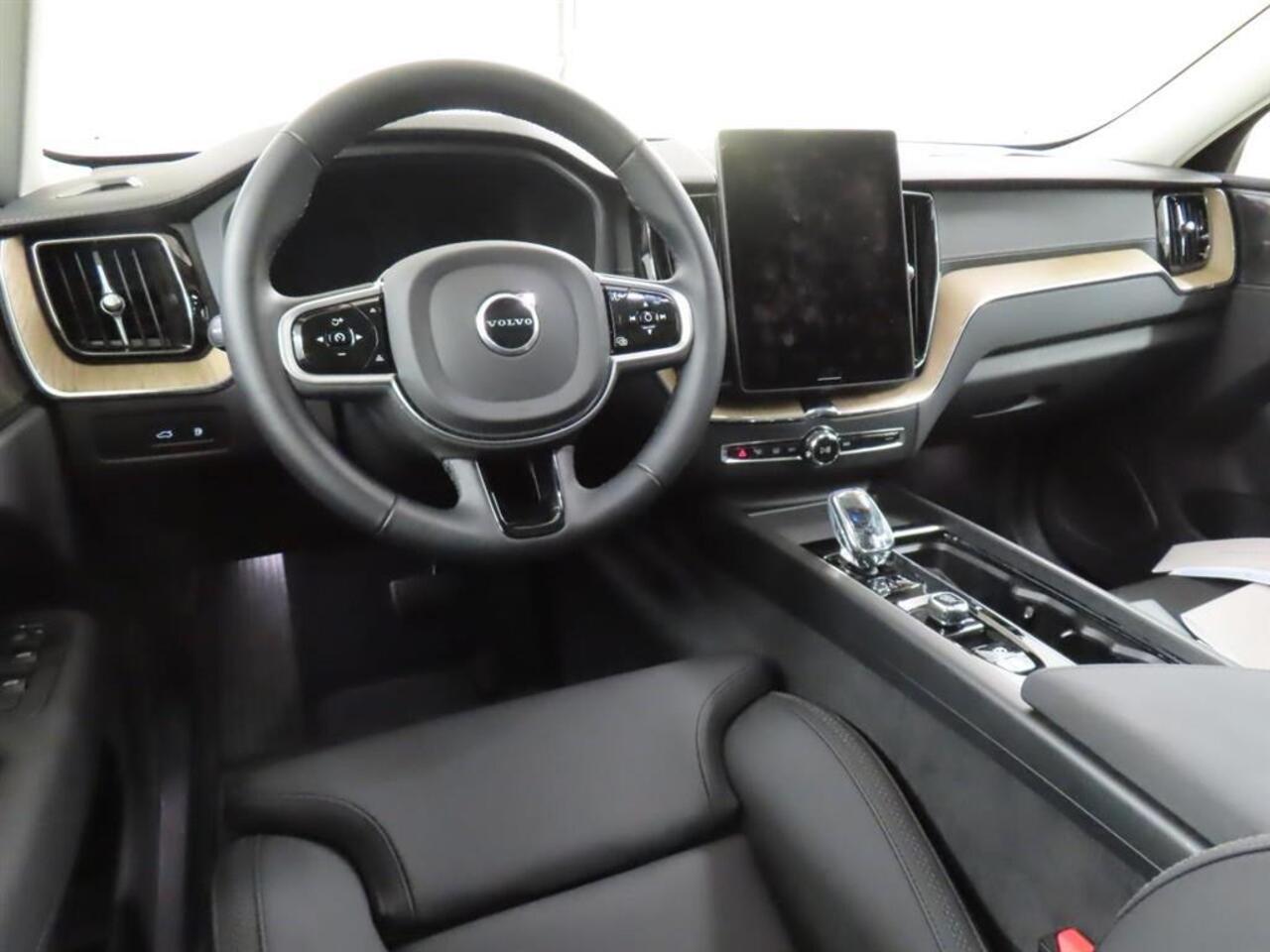 Volvo XC60 2.0 T6 Plug-in hybrid AWD Ultra Dark | FACELIFT !! | Trekhaak | LUCHTVERING | Harman/Kardon | 360º Camera | Panorama-Schuifdak | Adaptieve Cruise controle | Blis |