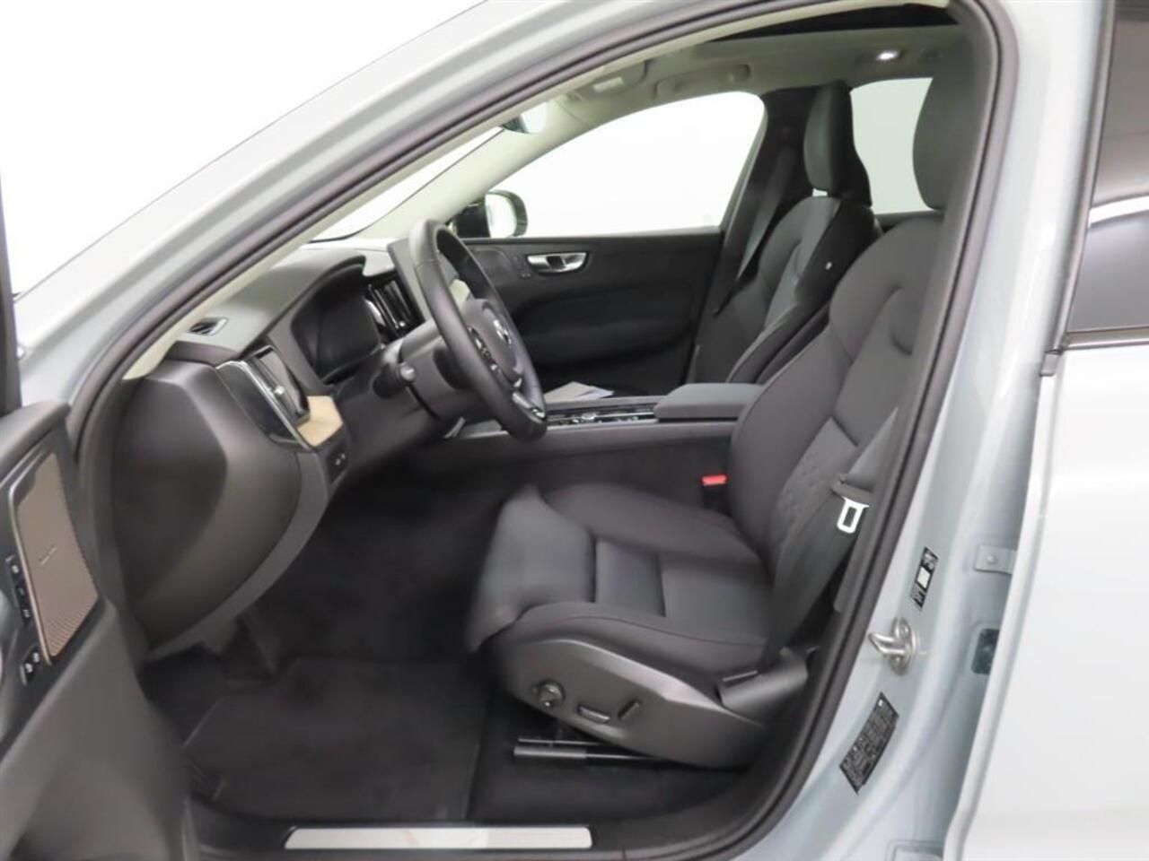 Volvo XC60 2.0 T6 Plug-in hybrid AWD Ultra Dark | FACELIFT !! | Trekhaak | LUCHTVERING | Harman/Kardon | 360º Camera | Panorama-Schuifdak | Adaptieve Cruise controle | Blis |