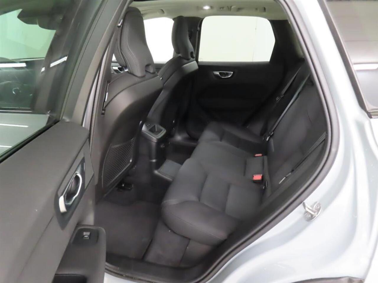 Volvo XC60 2.0 T6 Plug-in hybrid AWD Ultra Dark | FACELIFT !! | Trekhaak | LUCHTVERING | Harman/Kardon | 360º Camera | Panorama-Schuifdak | Adaptieve Cruise controle | Blis |