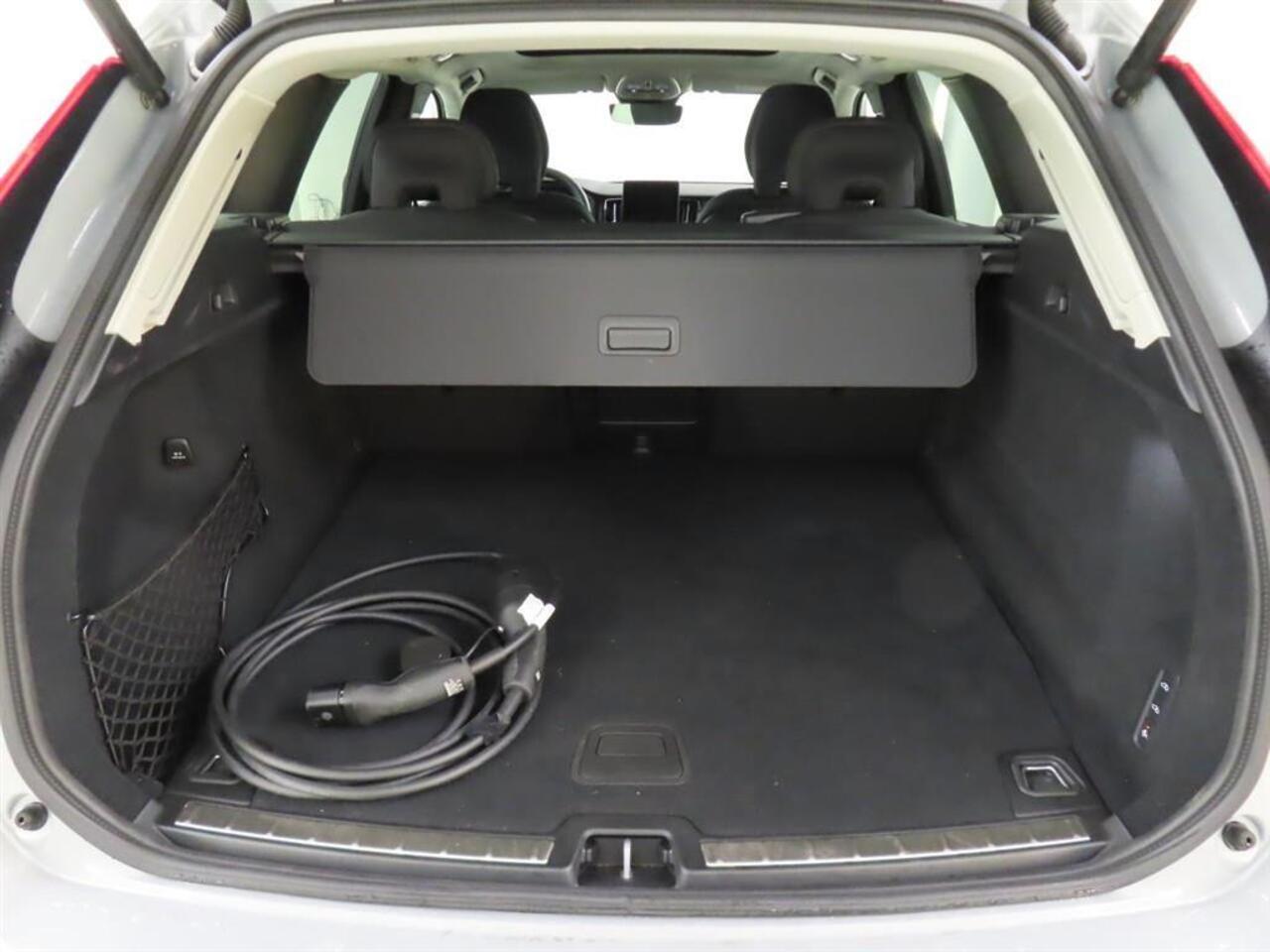 Volvo XC60 2.0 T6 Plug-in hybrid AWD Ultra Dark | FACELIFT !! | Trekhaak | LUCHTVERING | Harman/Kardon | 360º Camera | Panorama-Schuifdak | Adaptieve Cruise controle | Blis |