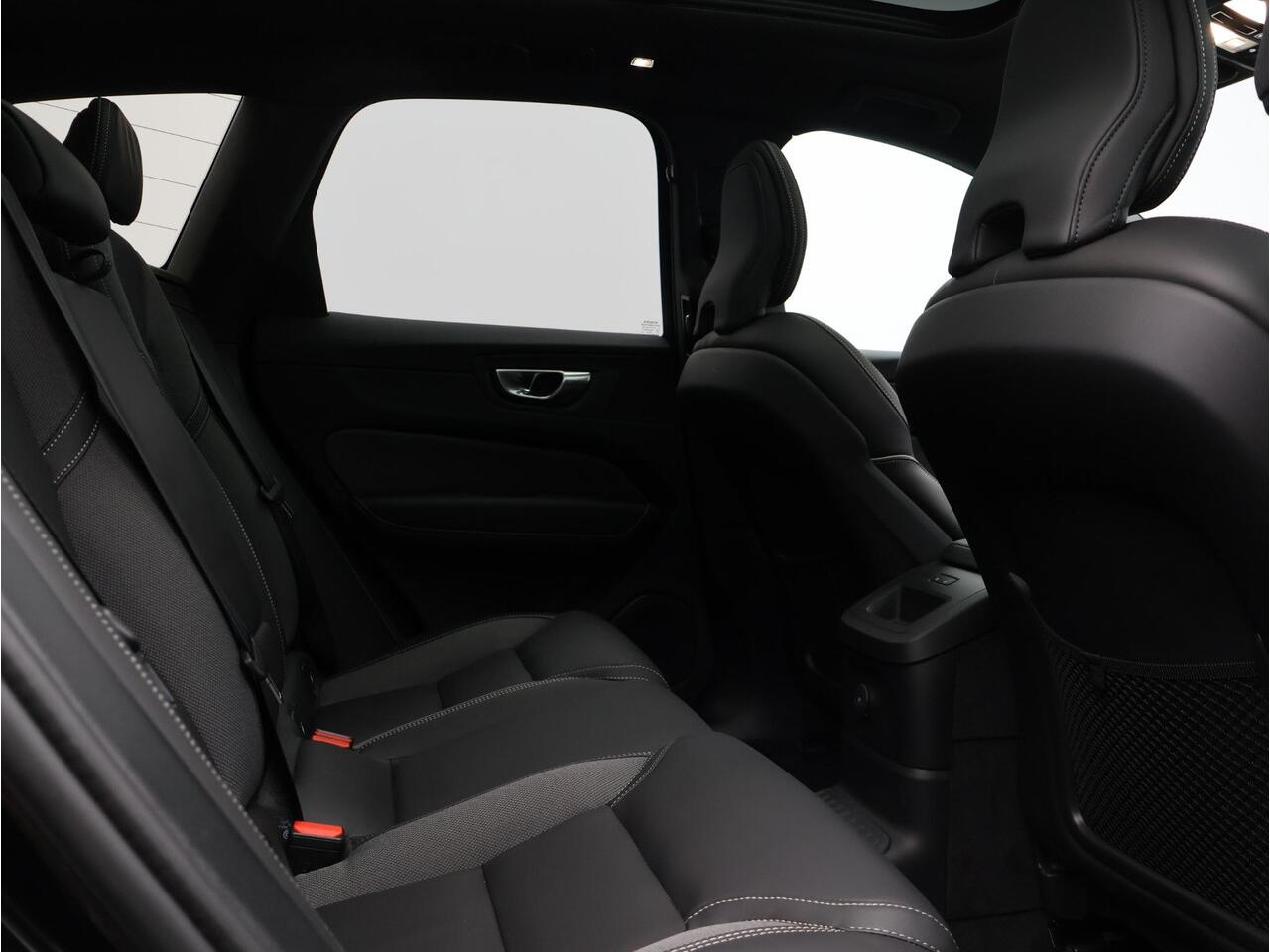 Volvo XC60 2.0 T8 Plug-in hybrid AWD Ultra Black Edition / Luchtvering / Head up display. / Trekhaak / Pan. dak / Harman Kardon / Stoel+stuur+achterbankverwarming