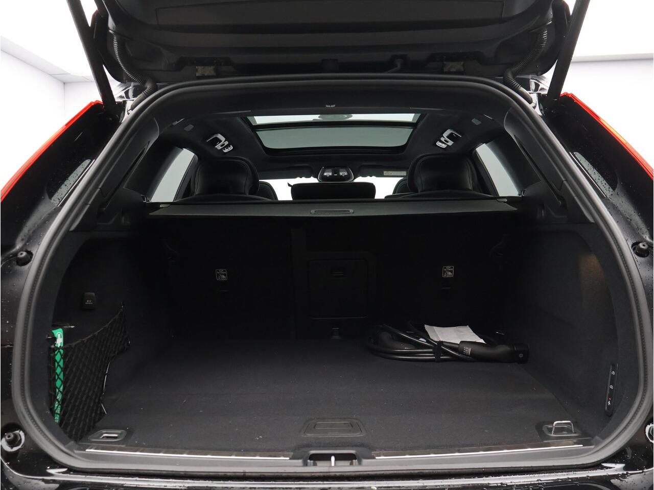 Volvo XC60 2.0 T8 Plug-in hybrid AWD Ultra Black Edition / Luchtvering / Head up display. / Trekhaak / Pan. dak / Harman Kardon / Stoel+stuur+achterbankverwarming