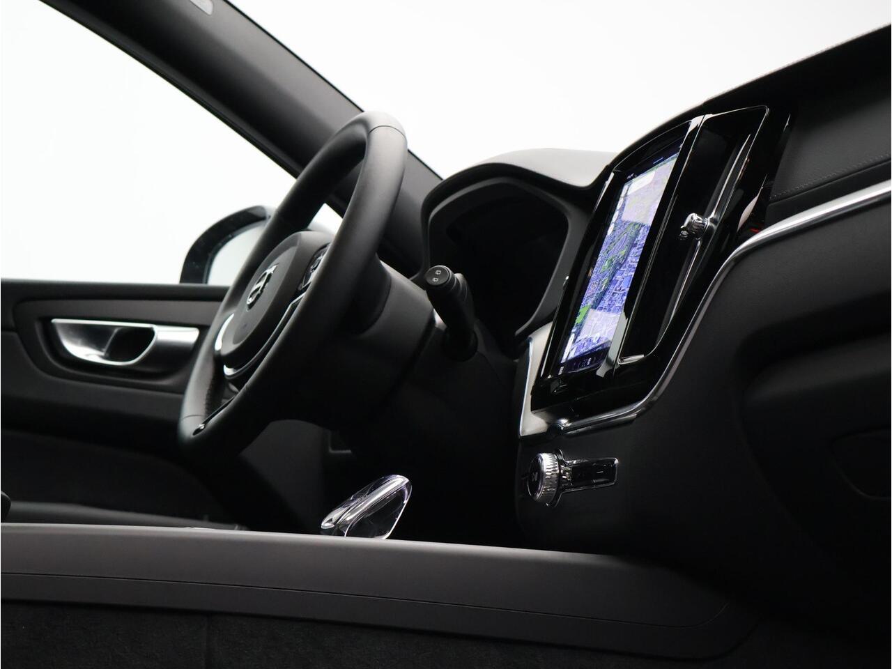 Volvo XC60 2.0 T8 Plug-in hybrid AWD Ultra Black Edition / Luchtvering / Head up display. / Trekhaak / Pan. dak / Harman Kardon / Stoel+stuur+achterbankverwarming