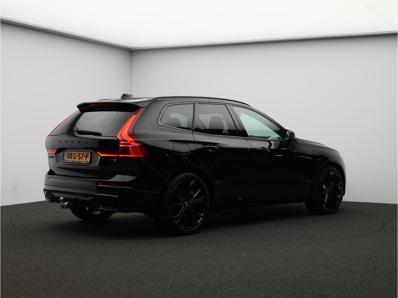 Volvo XC60 2.0 T8 Plug-in hybrid AWD Ultra Black Edition / Luchtvering / Head up display. / Trekhaak / Pan. dak / Harman Kardon / Stoel+stuur+achterbankverwarming