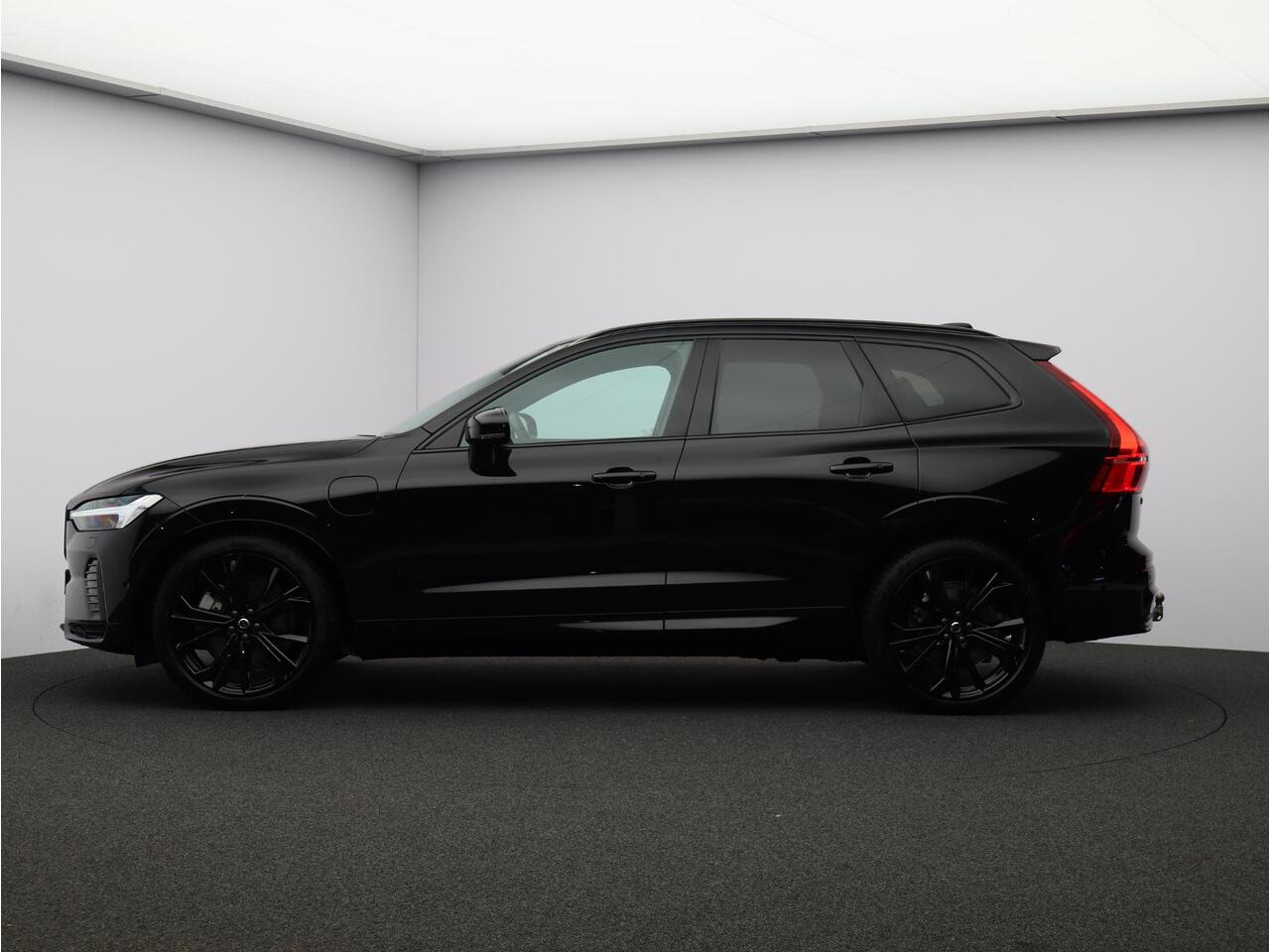 Volvo XC60 2.0 T8 Plug-in hybrid AWD Ultra Black Edition / Luchtvering / Head up display. / Trekhaak / Pan. dak / Harman Kardon / Stoel+stuur+achterbankverwarming