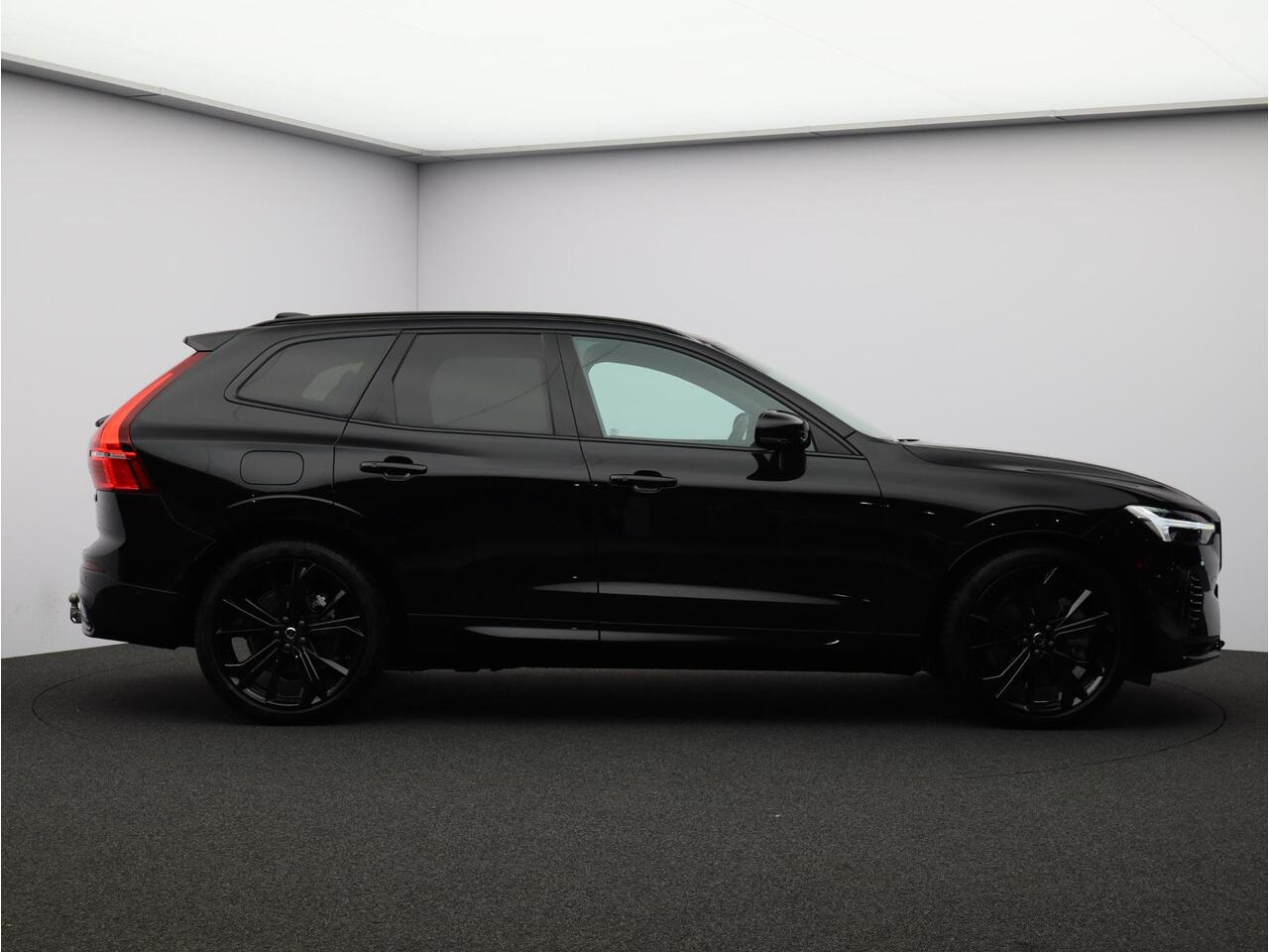 Volvo XC60 2.0 T8 Plug-in hybrid AWD Ultra Black Edition / Luchtvering / Head up display. / Trekhaak / Pan. dak / Harman Kardon / Stoel+stuur+achterbankverwarming