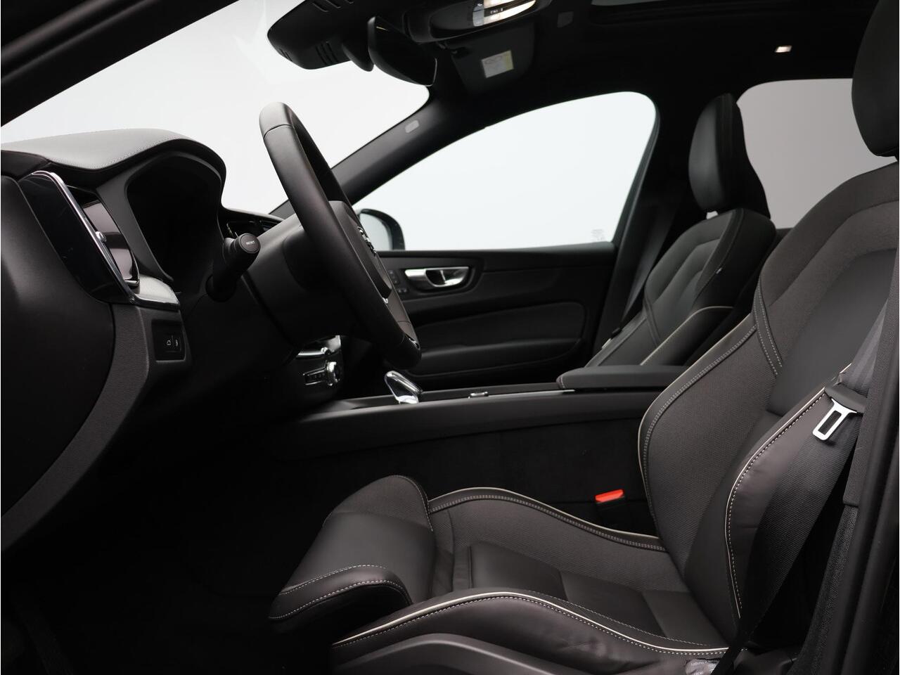 Volvo XC60 2.0 T8 Plug-in hybrid AWD Ultra Black Edition / Luchtvering / Head up display. / Trekhaak / Pan. dak / Harman Kardon / Stoel+stuur+achterbankverwarming