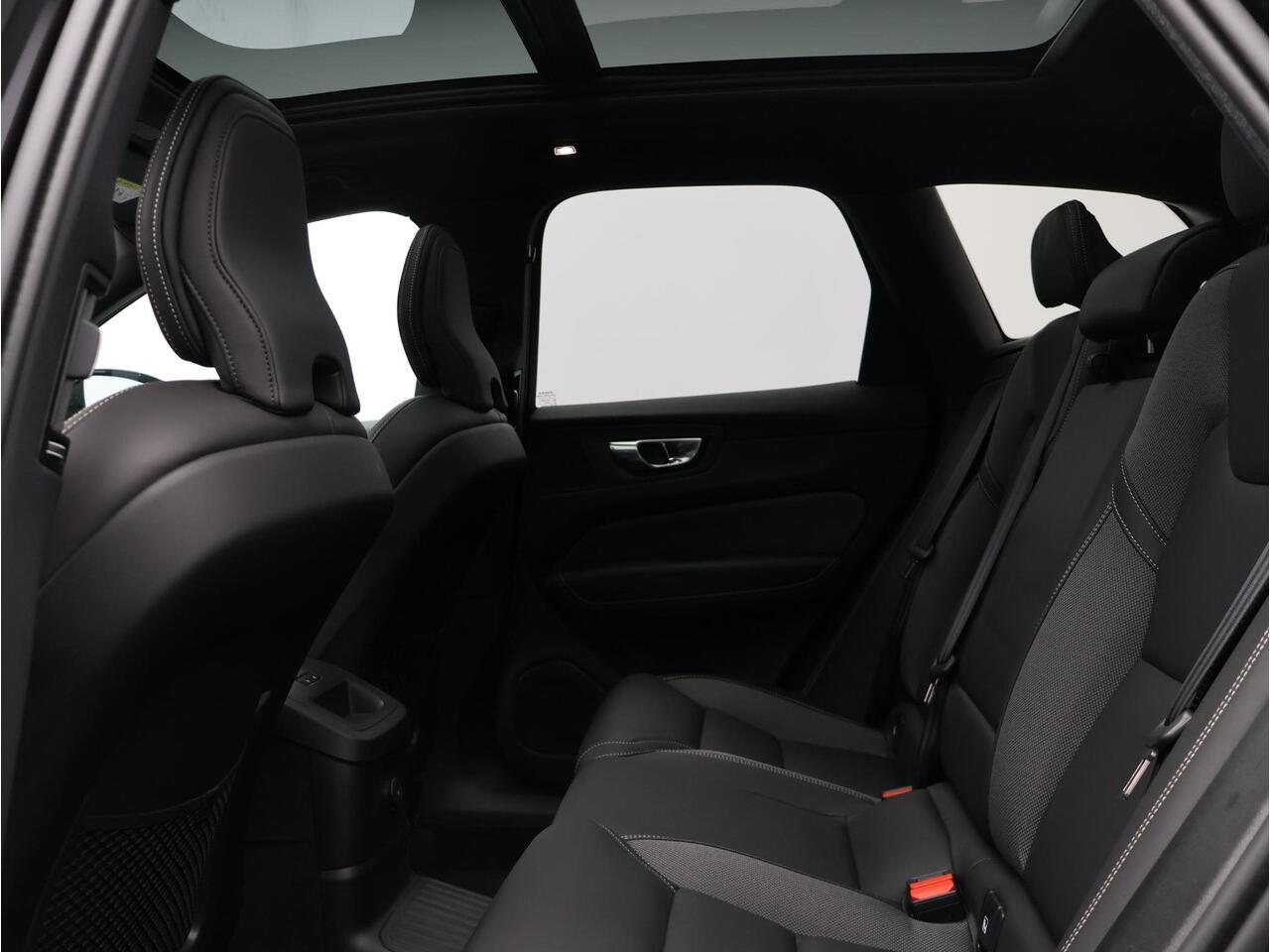 Volvo XC60 2.0 T8 Plug-in hybrid AWD Ultra Black Edition / Luchtvering / Head up display. / Trekhaak / Pan. dak / Harman Kardon / Stoel+stuur+achterbankverwarming