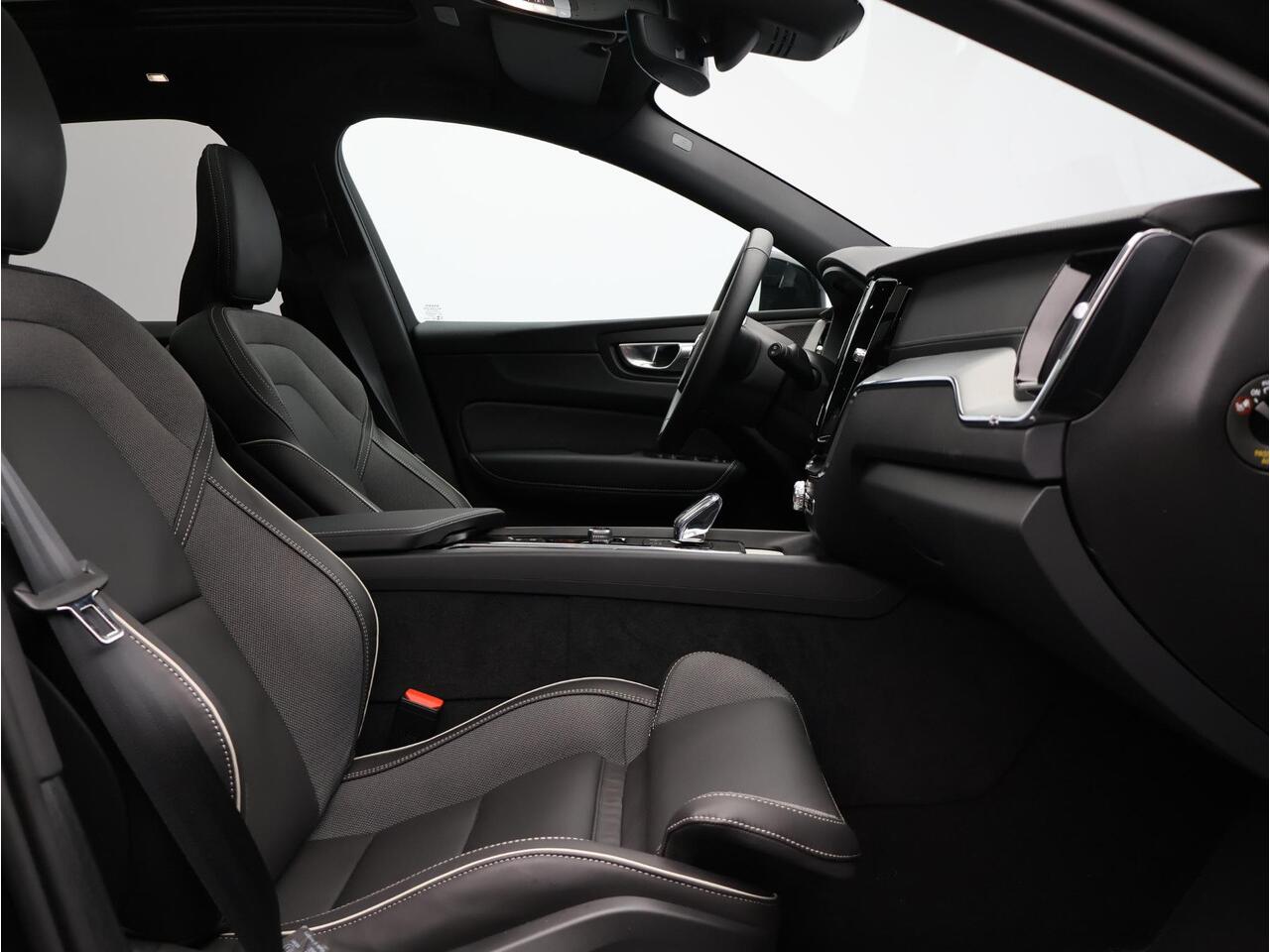 Volvo XC60 2.0 T8 Plug-in hybrid AWD Ultra Black Edition / Luchtvering / Head up display. / Trekhaak / Pan. dak / Harman Kardon / Stoel+stuur+achterbankverwarming