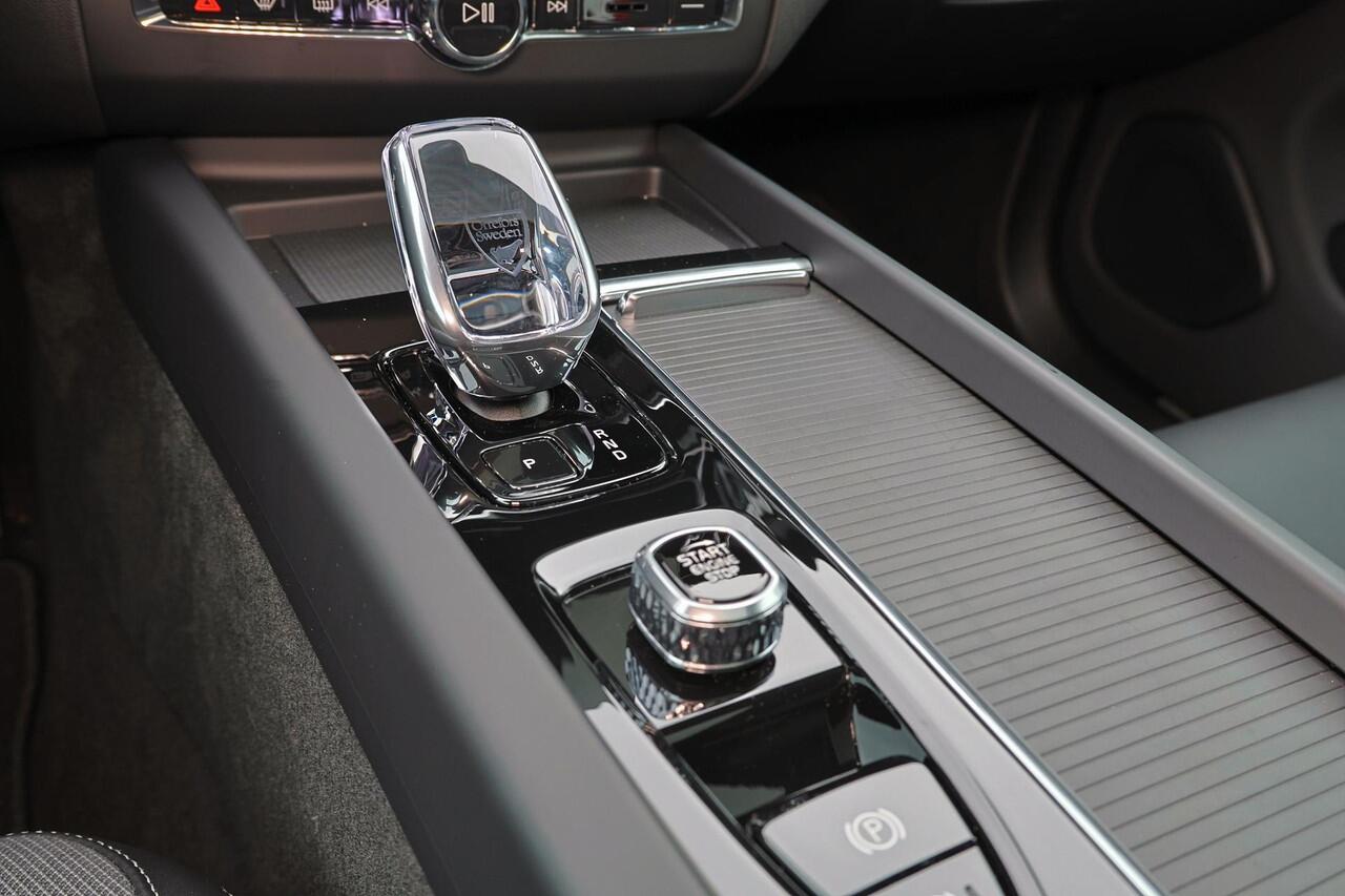 Volvo XC60 T6 Recharge AWD Ultra Black Edition - Panorama/schuifdak - IntelliSafe Assist & Surround - 360º Camera - Harman/Kardon audio - Adaptieve LED koplampen - Verwarmde voorstoelen, stuur & achterbank - Parkeersensoren voor & achter - Elektr. bedienb. voorstoel