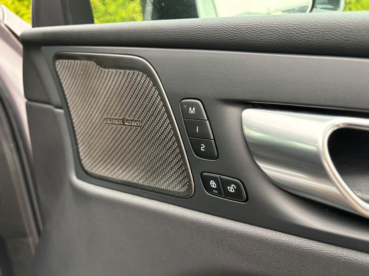 Volvo XC60 T6 Plug-in hybrid AWD Ultra Dark | Trekhaak | 360 Camera | H&K Audio