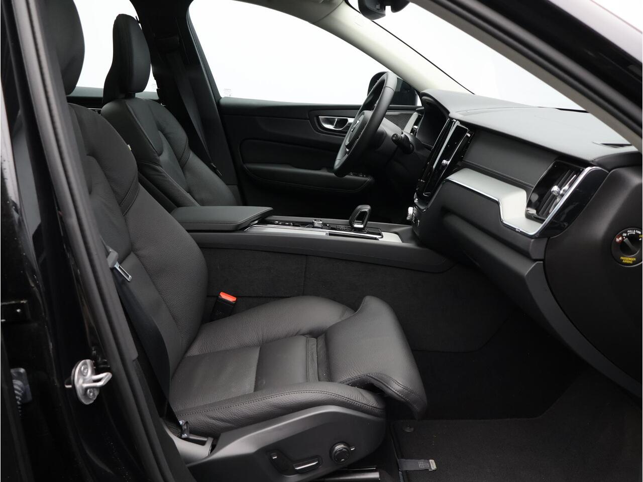 Volvo XC60 2.0 T6 Plug-in hybrid AWD Ultra Dark / Trekhaak / Head up displ. / Harman Kardon / 360 Camera / Elektrische Stoelen / Panoramadak /