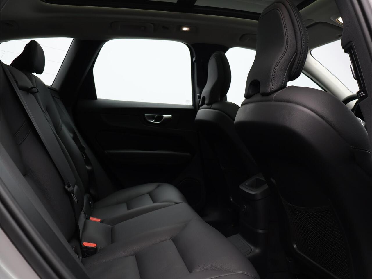 Volvo XC60 T6 AWD Plug-in hybrid AWD Plus Dark / Trekhaak / Pan. dak / Elektr. bed. stoelen / Stoel+stuur+achterbankverwarming