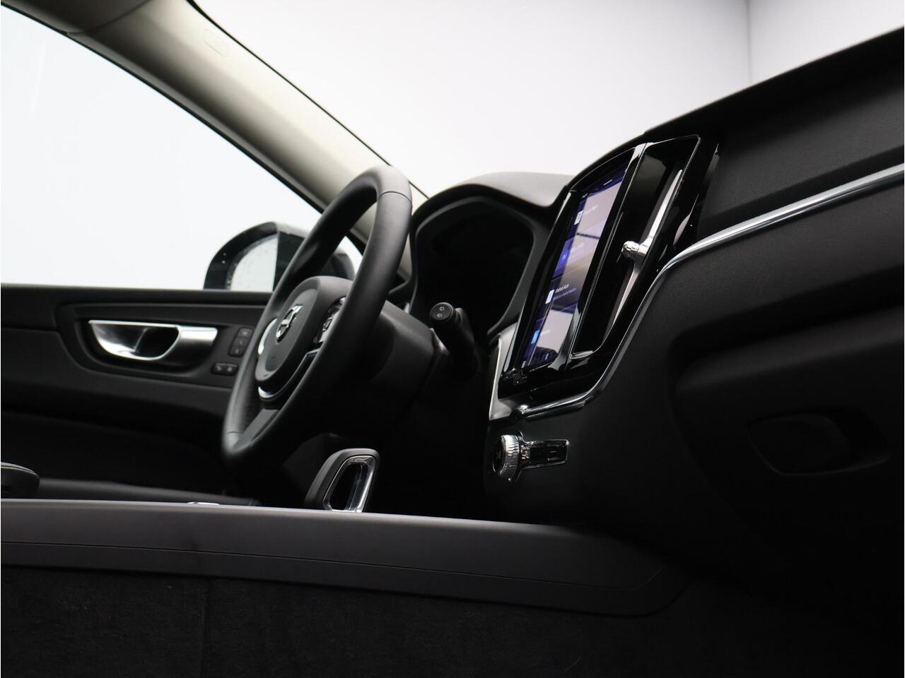 Volvo XC60 T6 AWD Plug-in hybrid AWD Plus Dark / Trekhaak / Pan. dak / Elektr. bed. stoelen / Stoel+stuur+achterbankverwarming