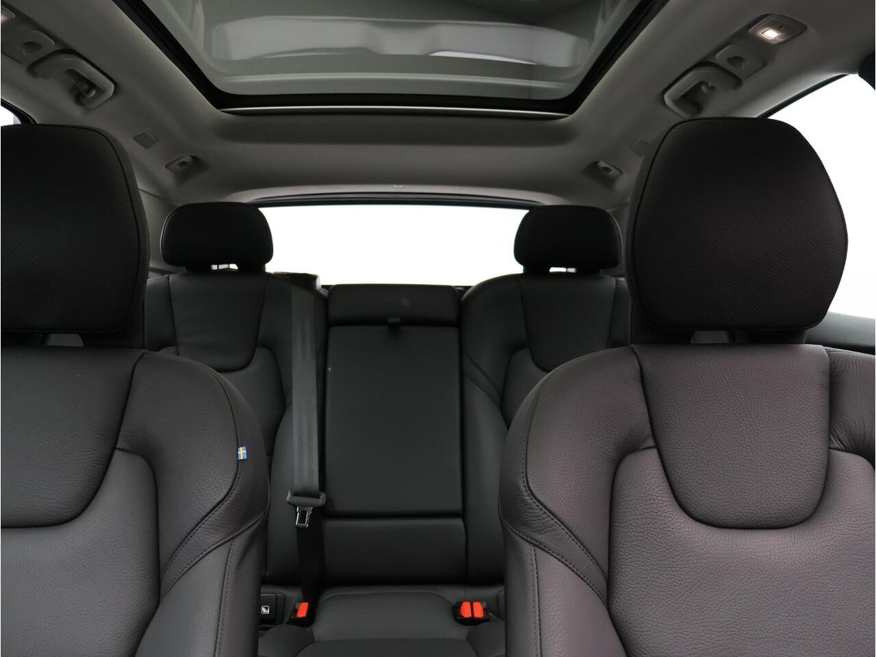 Volvo XC60 T6 AWD Plug-in hybrid AWD Plus Dark / Trekhaak / Pan. dak / Elektr. bed. stoelen / Stoel+stuur+achterbankverwarming