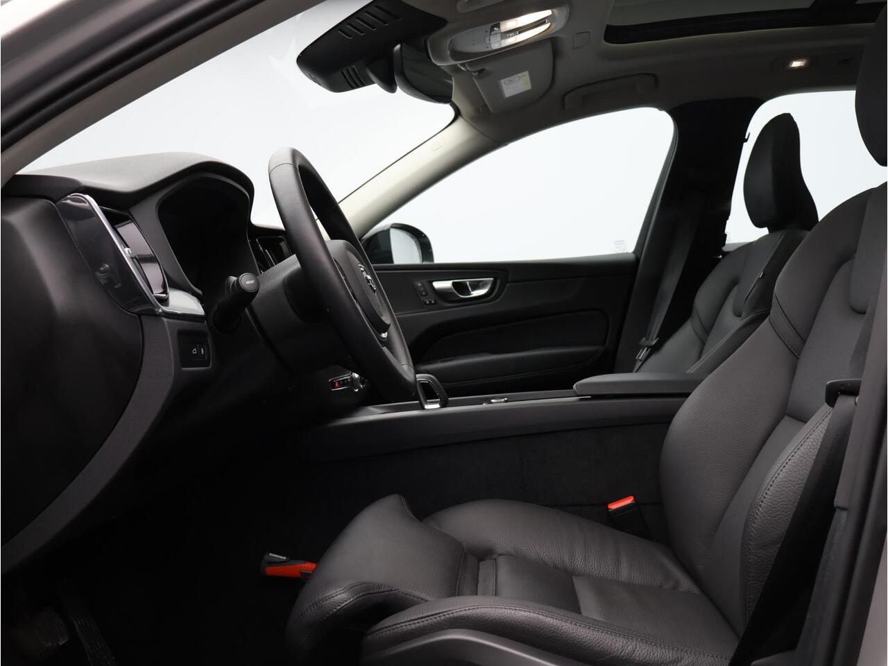 Volvo XC60 T6 AWD Plug-in hybrid AWD Plus Dark / Trekhaak / Pan. dak / Elektr. bed. stoelen / Stoel+stuur+achterbankverwarming