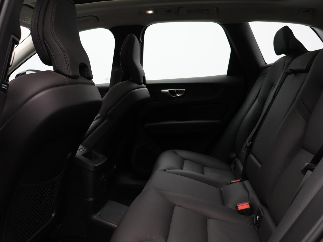 Volvo XC60 T6 AWD Plug-in hybrid AWD Plus Dark / Trekhaak / Pan. dak / Elektr. bed. stoelen / Stoel+stuur+achterbankverwarming