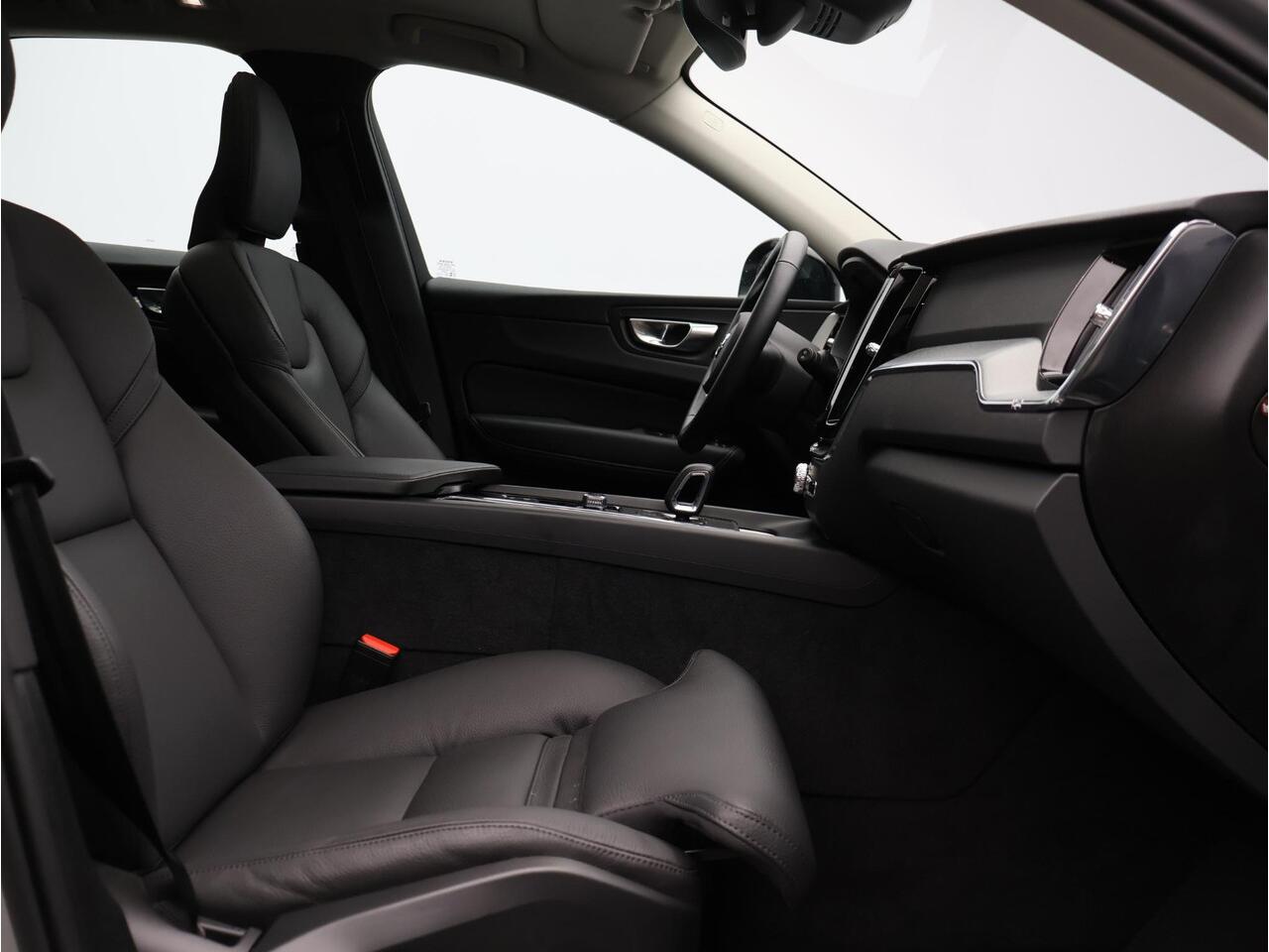 Volvo XC60 T6 AWD Plug-in hybrid AWD Plus Dark / Trekhaak / Pan. dak / Elektr. bed. stoelen / Stoel+stuur+achterbankverwarming