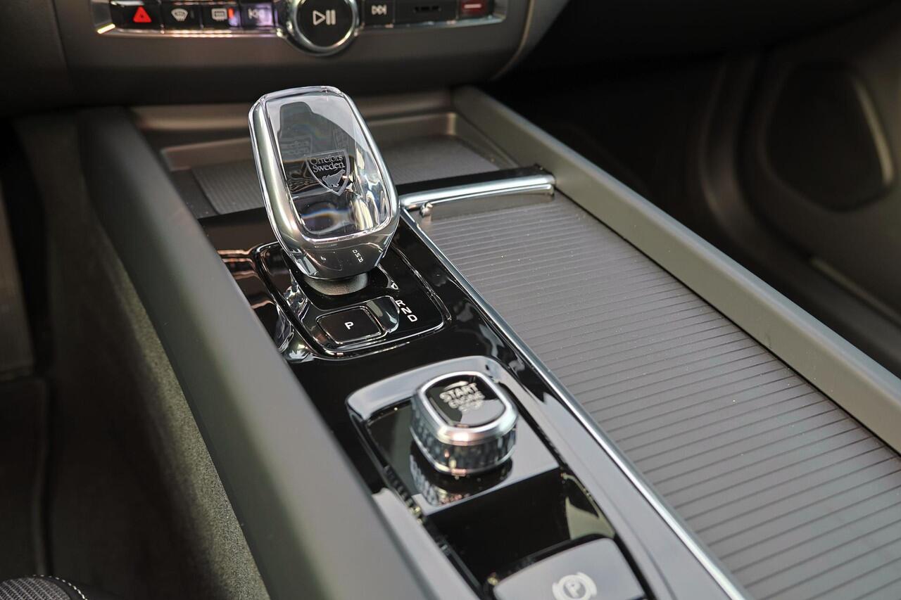 Volvo XC60 T6 Recharge AWD Plus Black Edition - Panorama/schuifdak - IntelliSafe Assist & Surround - 360º Camera - Harman/Kardon audio - Adaptieve LED koplampen - Verwarmde voorstoelen, stuur & achterbank - Parkeersensoren voor & achter - Elektr. bedienb. voorstoele