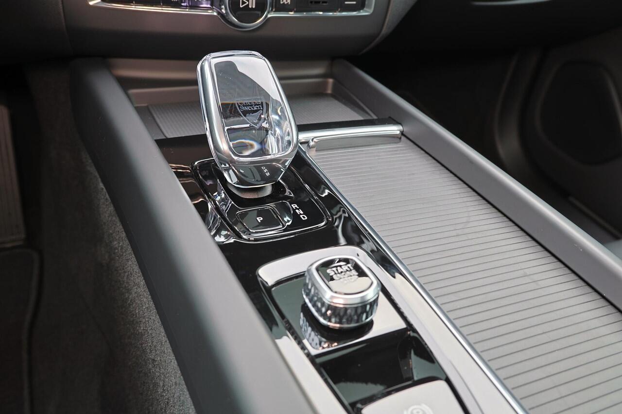 Volvo XC60 T6 Recharge AWD Ultra Black Edition - Panorama/schuifdak - IntelliSafe Assist & Surround - 360º Camera - Harman/Kardon audio - Adaptieve LED koplampen - Verwarmde voorstoelen, stuur & achterbank - Parkeersensoren voor & achter - Elektr. bedienb. voorstoel