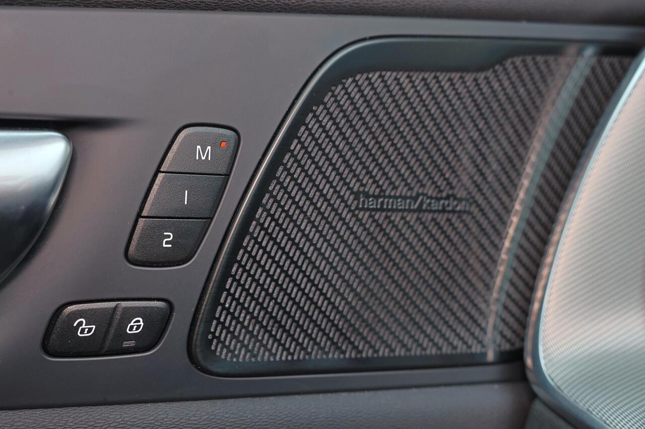 Volvo XC60 T6 Recharge AWD Core Bright - Panorama/schuifdak - IntelliSafe Assist & Surround - Harman/Kardon audio - Adaptieve LED koplampen - Parkeercamera achter - Verwarmde voorstoelen, stuur & achterbank - Parkeersensoren voor & achter - Elektr. bedienb. voorstoe