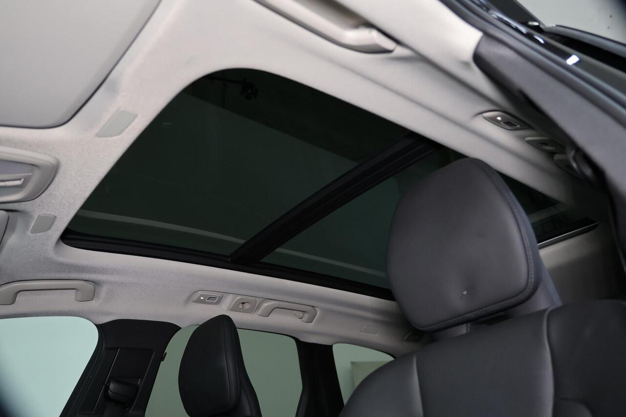 Volvo XC60 T6 Recharge AWD Core Bright - Panorama/schuifdak - IntelliSafe Assist & Surround - Harman/Kardon audio - Adaptieve LED koplampen - Parkeercamera achter - Verwarmde voorstoelen, stuur & achterbank - Parkeersensoren voor & achter - Elektr. bedienb. voorstoe