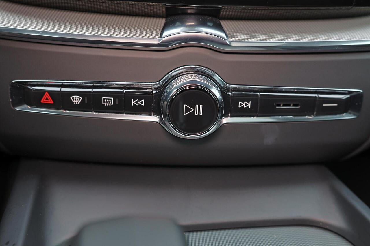 Volvo XC60 T6 Recharge AWD Core Bright - Panorama/schuifdak - IntelliSafe Assist & Surround - Harman/Kardon audio - Adaptieve LED koplampen - Parkeercamera achter - Verwarmde voorstoelen, stuur & achterbank - Parkeersensoren voor & achter - Elektr. bedienb. voorstoe