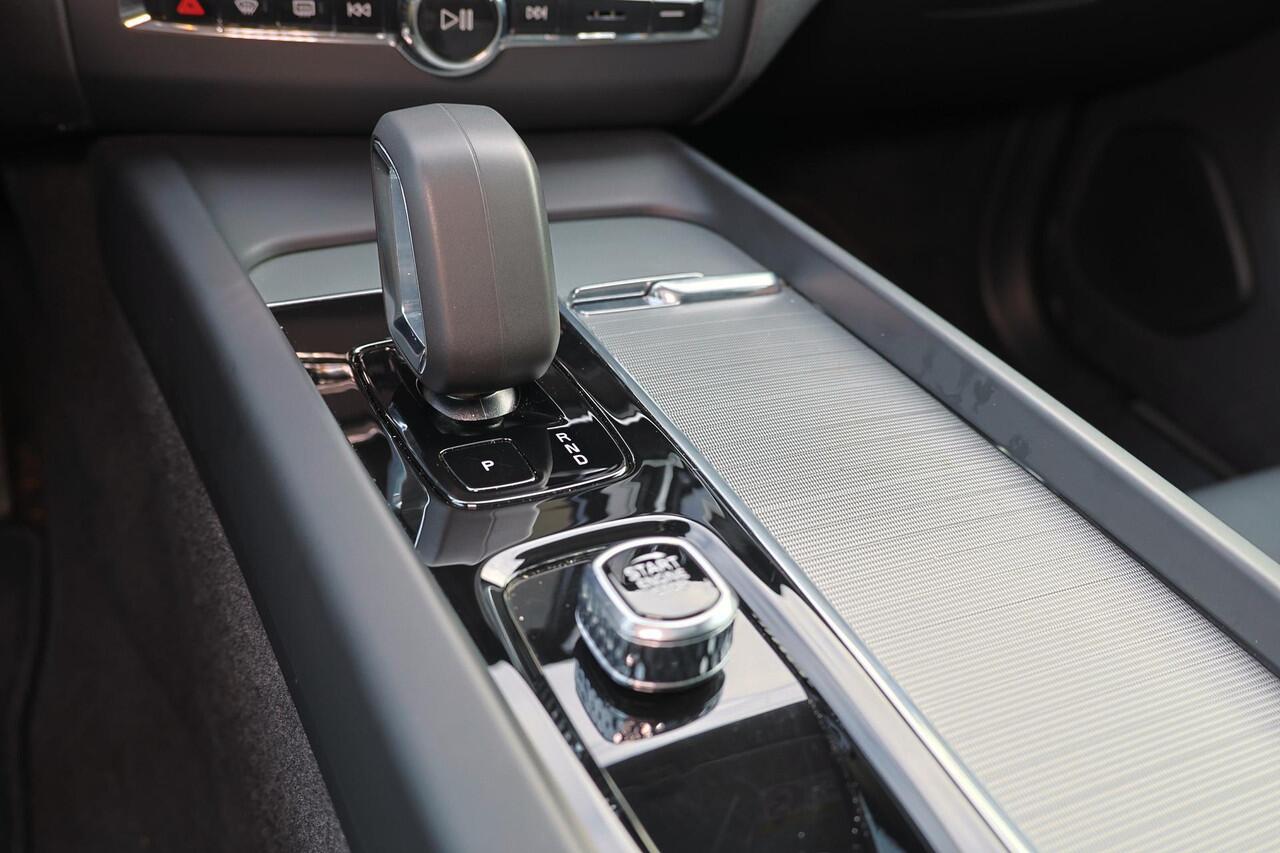 Volvo XC60 T6 Recharge AWD Plus Dark - Luchtvering - Panorama/schuifdak - IntelliSafe Assist & Surround - 360º Camera - Harman/Kardon audio - Adaptieve LED koplampen - Verwarmde voorstoelen, stuur & achterbank - Parkeersensoren voor & achter - Elektr. bedienb. voors