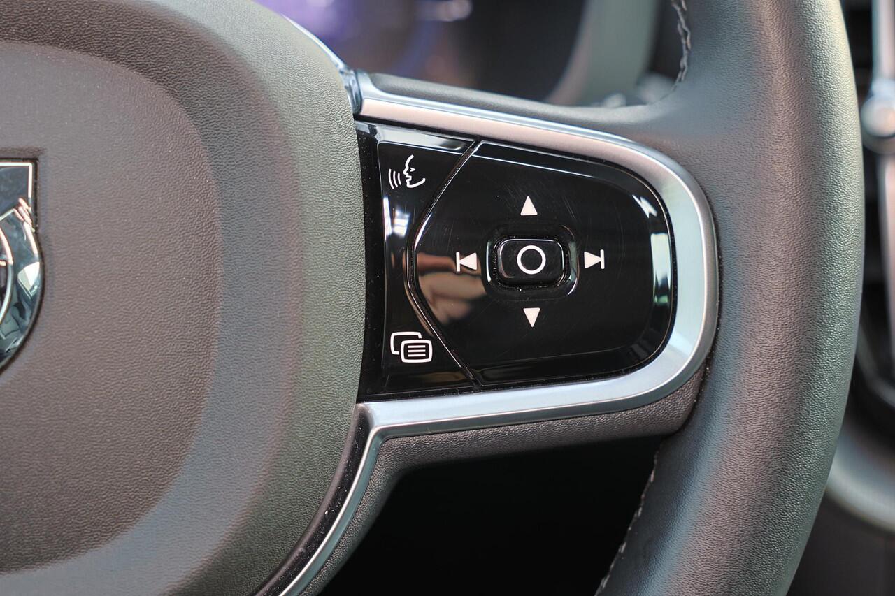 Volvo XC60 T6 Recharge AWD Plus Dark - Luchtvering - Panorama/schuifdak - IntelliSafe Assist & Surround - 360º Camera - Harman/Kardon audio - Adaptieve LED koplampen - Verwarmde voorstoelen, stuur & achterbank - Parkeersensoren voor & achter - Elektr. bedienb. voors