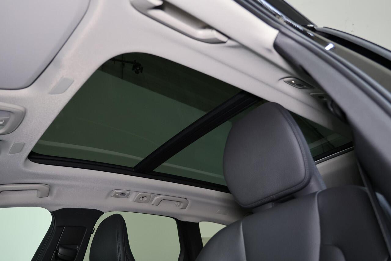 Volvo XC60 T6 Recharge AWD Plus Dark - Luchtvering - Panorama/schuifdak - IntelliSafe Assist & Surround - 360º Camera - Harman/Kardon audio - Adaptieve LED koplampen - Verwarmde voorstoelen, stuur & achterbank - Parkeersensoren voor & achter - Elektr. bedienb. voors