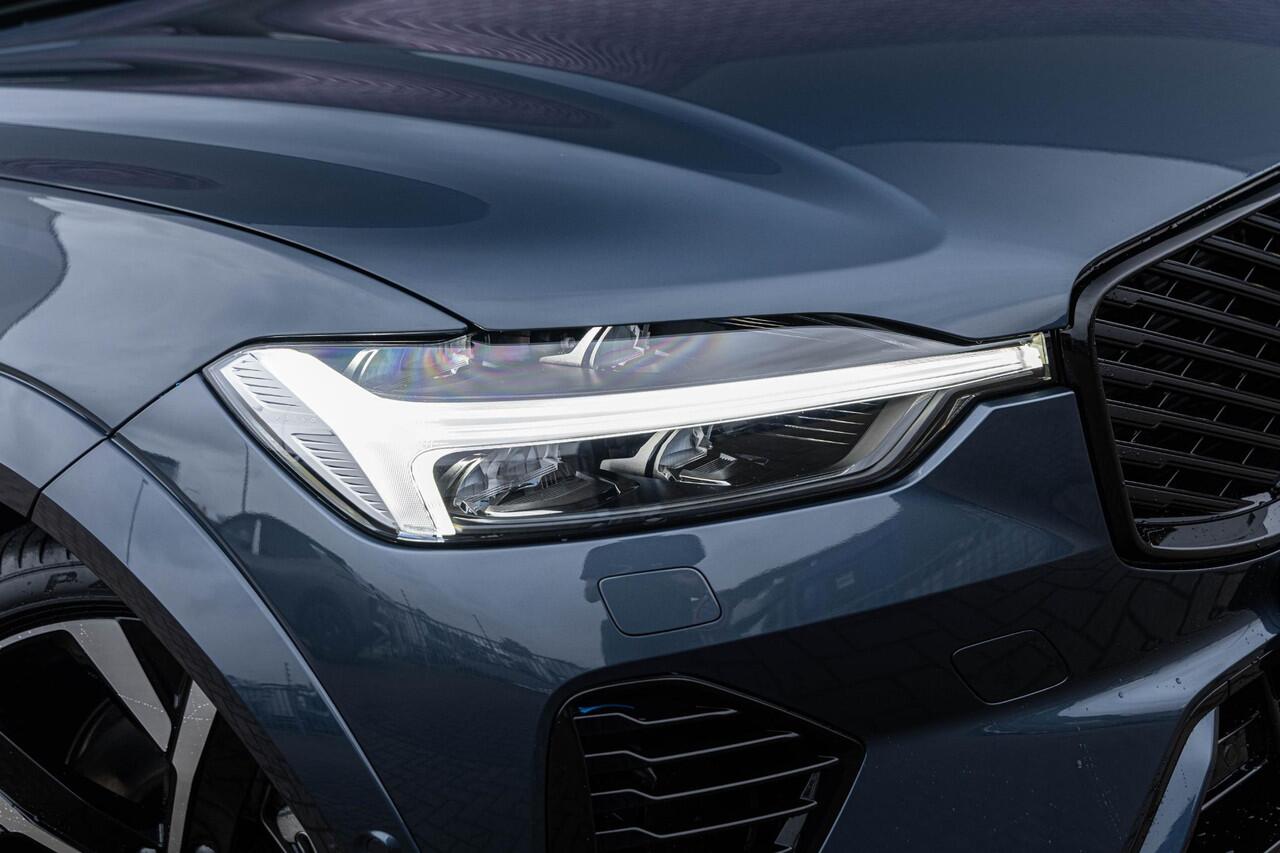 Volvo XC60 2.0 T6 Plug-in hybrid AWD Plus Black Edition | Panoramadak | 360 camera | Head-up display | Luchtvering | 22" lichtmetalen velgen | Getint Glas | Harman Kardon audio | Keyless Entry | Adaptive Cruise Control | Premium pakket |