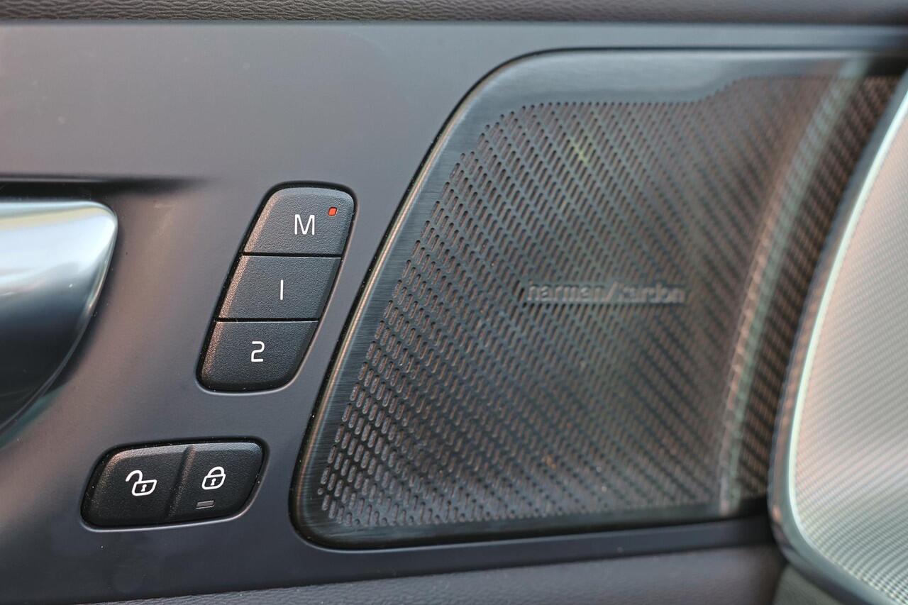 Volvo XC60 T6 Recharge AWD Plus Bright - Panorama/schuifdak - IntelliSafe Assist & Surround - 360º Camera - Harman/Kardon audio - Adaptieve LED koplampen - Verwarmde voorstoelen, stuur & achterbank - Parkeersensoren voor & achter - Elektr. bedienb. voorstoelen met g