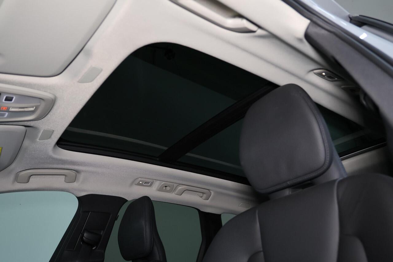 Volvo XC60 T6 Recharge AWD Plus Bright - Panorama/schuifdak - IntelliSafe Assist & Surround - 360º Camera - Harman/Kardon audio - Adaptieve LED koplampen - Verwarmde voorstoelen, stuur & achterbank - Parkeersensoren voor & achter - Elektr. bedienb. voorstoelen met g