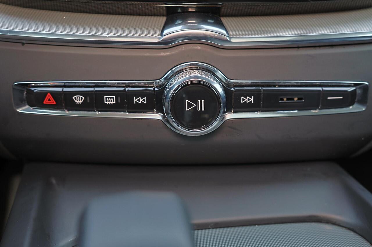 Volvo XC60 T6 Recharge AWD Plus Bright - Panorama/schuifdak - IntelliSafe Assist & Surround - 360º Camera - Harman/Kardon audio - Adaptieve LED koplampen - Verwarmde voorstoelen, stuur & achterbank - Parkeersensoren voor & achter - Elektr. bedienb. voorstoelen met g