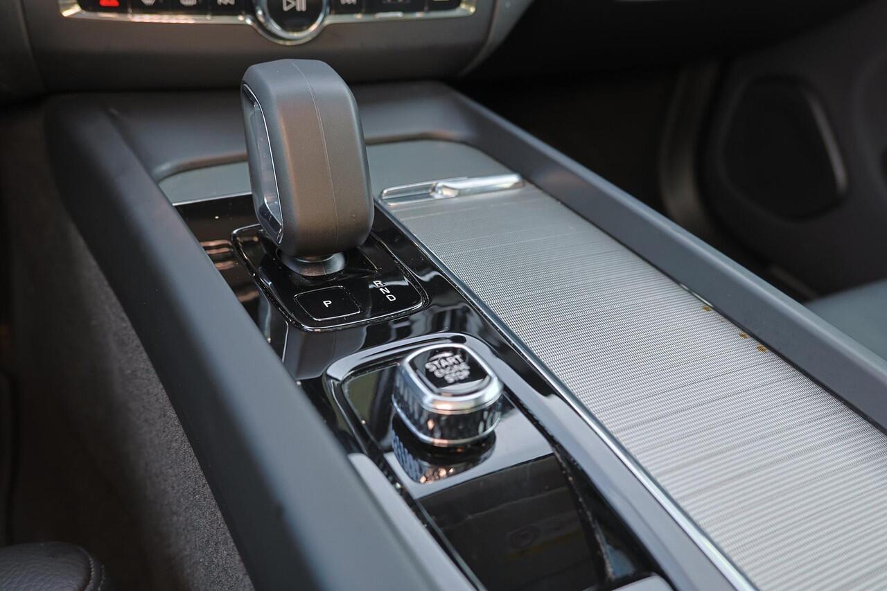 Volvo XC60 T6 Recharge AWD Plus Bright - Panorama/schuifdak - IntelliSafe Assist & Surround - 360º Camera - Harman/Kardon audio - Adaptieve LED koplampen - Verwarmde voorstoelen, stuur & achterbank - Parkeersensoren voor & achter - Elektr. bedienb. voorstoelen met g