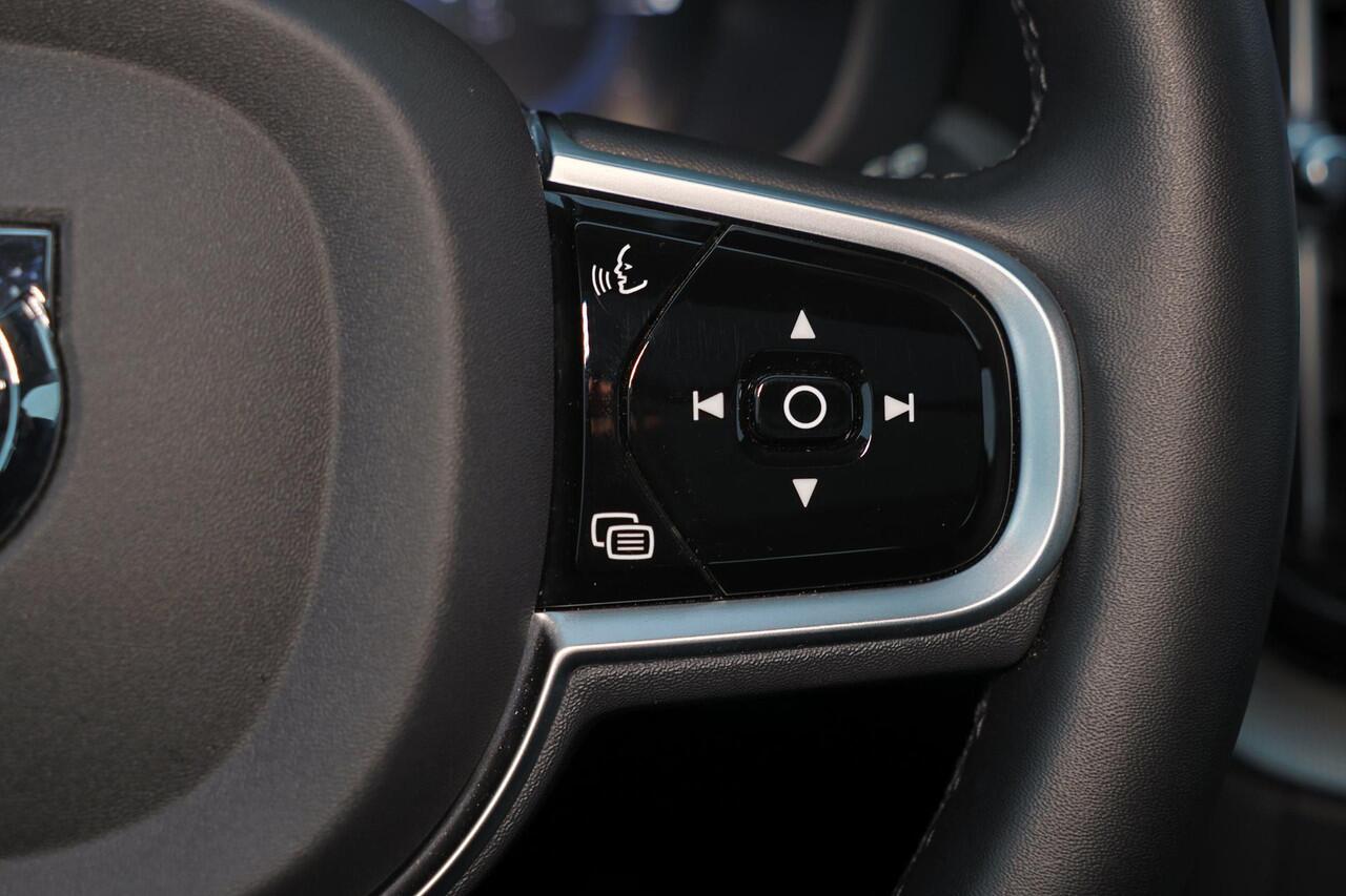 Volvo XC60 T6 Recharge AWD Plus Dark - Panorama/schuifdak - IntelliSafe Assist & Surround - 360º Camera - Verwarmde voorstoelen, stuur & achterbank - Parkeersensoren voor & achter - Elektr. bedienb. voorstoelen met geheugen - Draadloze tel. lader - Elektr. inklapbar