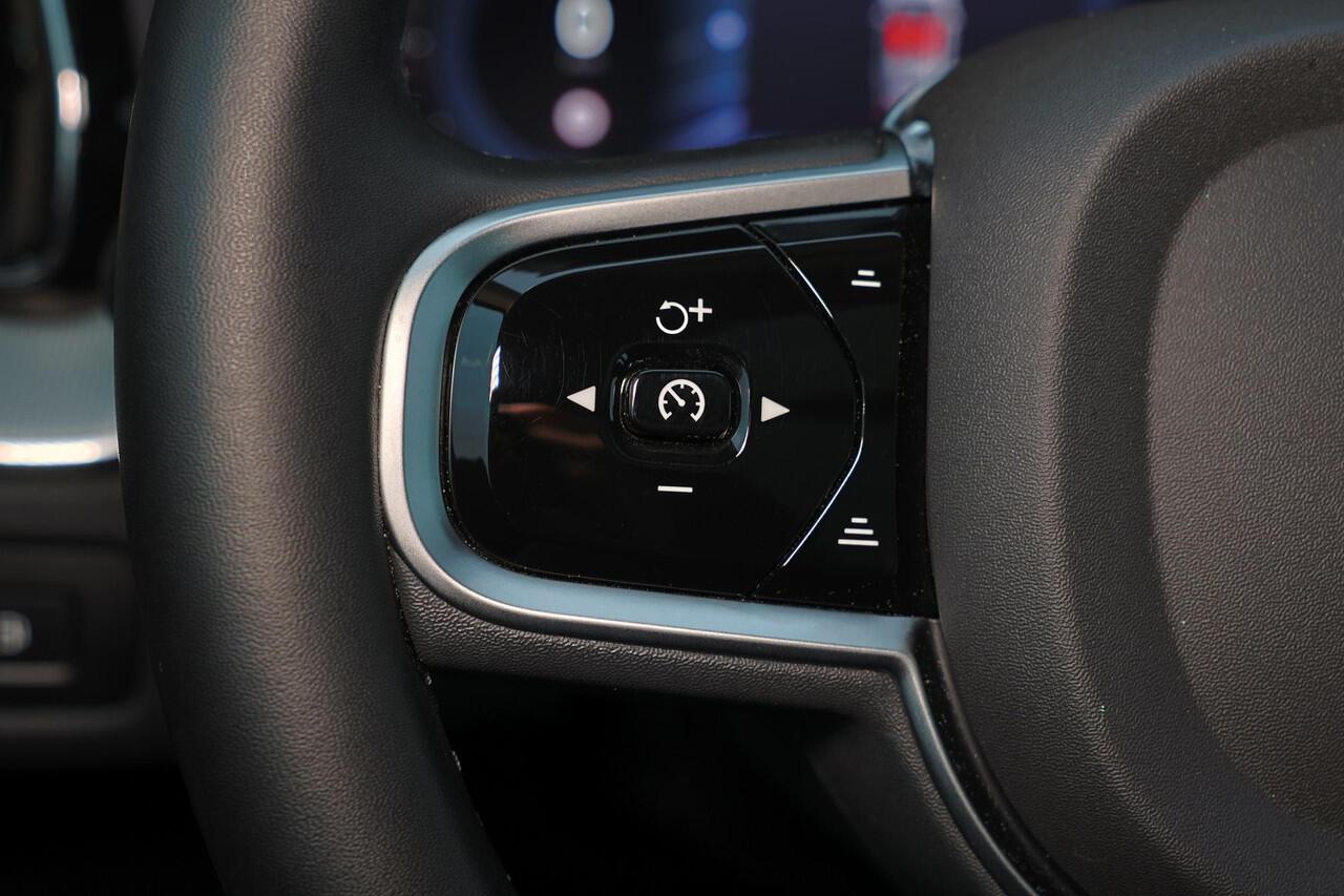 Volvo XC60 T6 Recharge AWD Plus Dark - Panorama/schuifdak - IntelliSafe Assist & Surround - 360º Camera - Verwarmde voorstoelen, stuur & achterbank - Parkeersensoren voor & achter - Elektr. bedienb. voorstoelen met geheugen - Draadloze tel. lader - Elektr. inklapbar